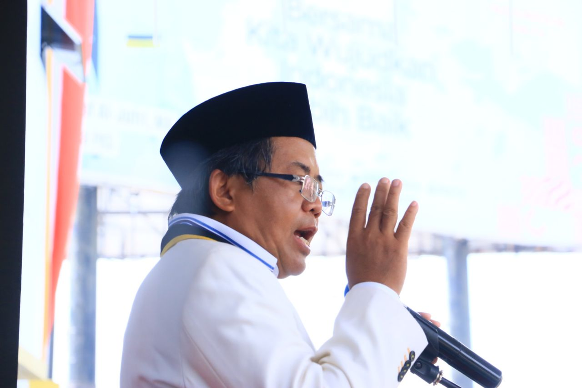 Presiden PKS Mohamad Sohibul Iman memberikan Pidato Kebangsaan dalam upacara Peringatan HUT ke-75 RI di DPP PKS, Senin (17/8) (Donny/PKSFoto)