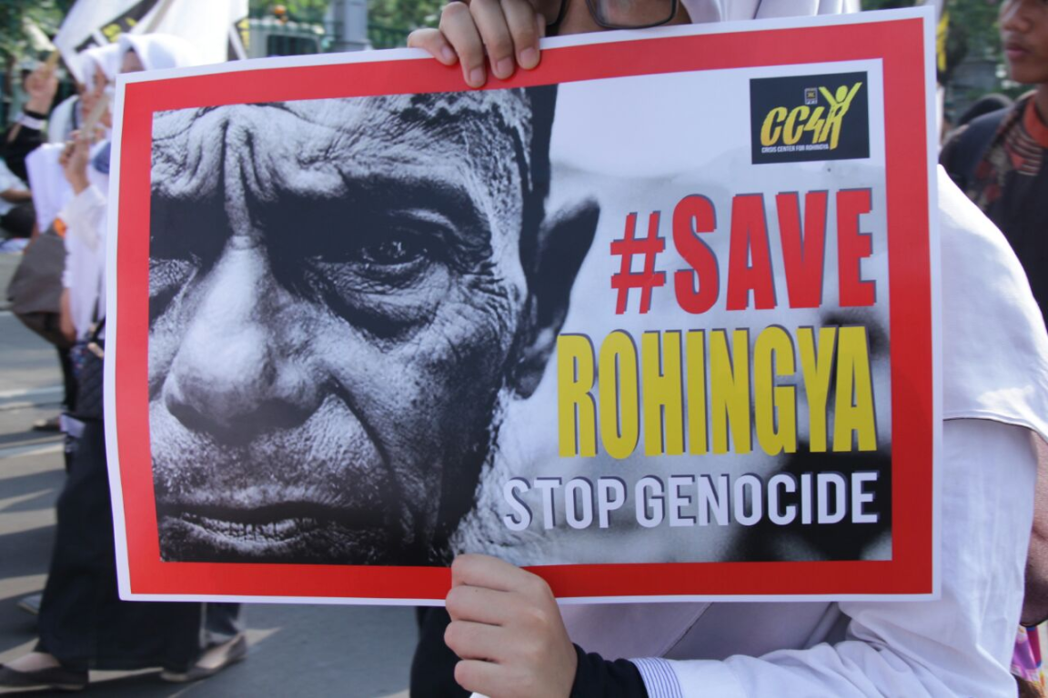 Peserta Aksi Bela Rohingya di Jakarta, Sabtu (16/9) membawa poster tuntutan penghentian genosida Etnik Rohingya. (PKS Foto)