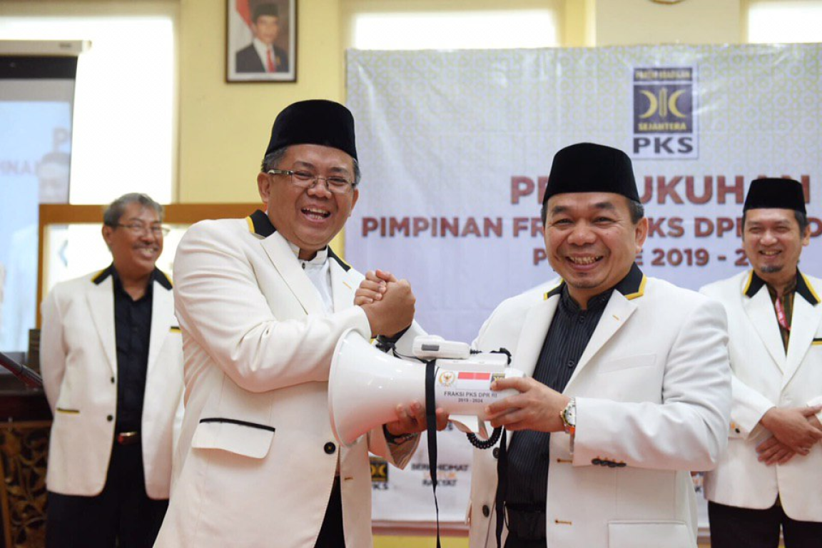Penyerahan megafon dari Presiden PKS, M Sohibul Iman (kiri) kepada Ketua Fraksi PKS DPR RI, Jazuli Juwaeni (kanan) (Foto: M Hilal)