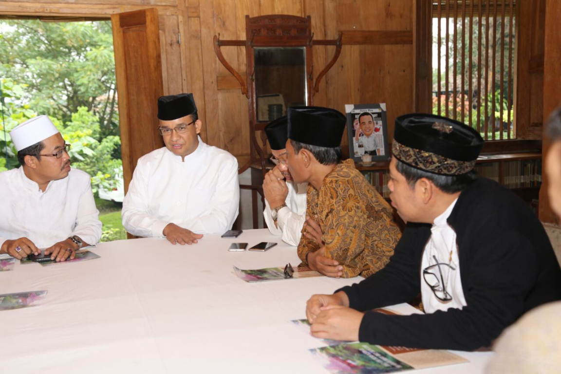 Calon Gubernur DKI Jakarta Anies Baswedan menerima kedatangan para ulama dari Pengurus Wilayah Nahdlatul Ulama (PWNU) DKI Jakarta di kediamannya