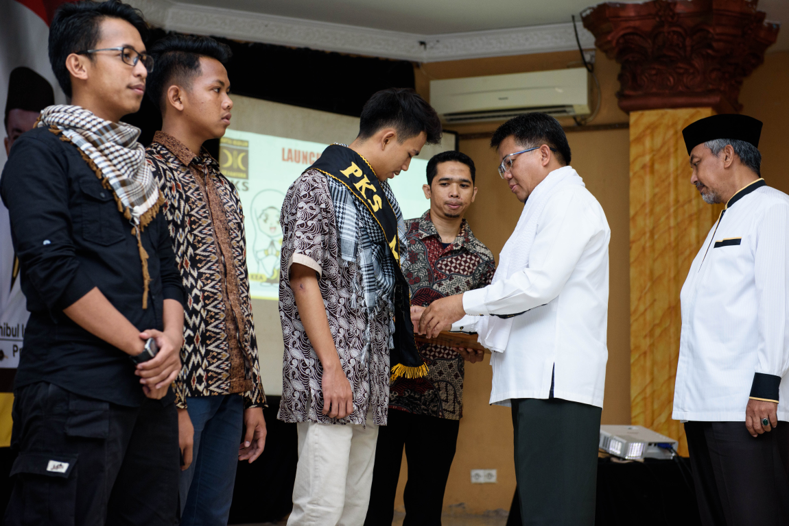 Presiden Partai Keadilan Sejahtera (PKS) Mohamad Sohibul Iman menyematkan selempang ke PKS Muda. Foto: M. Hilal
