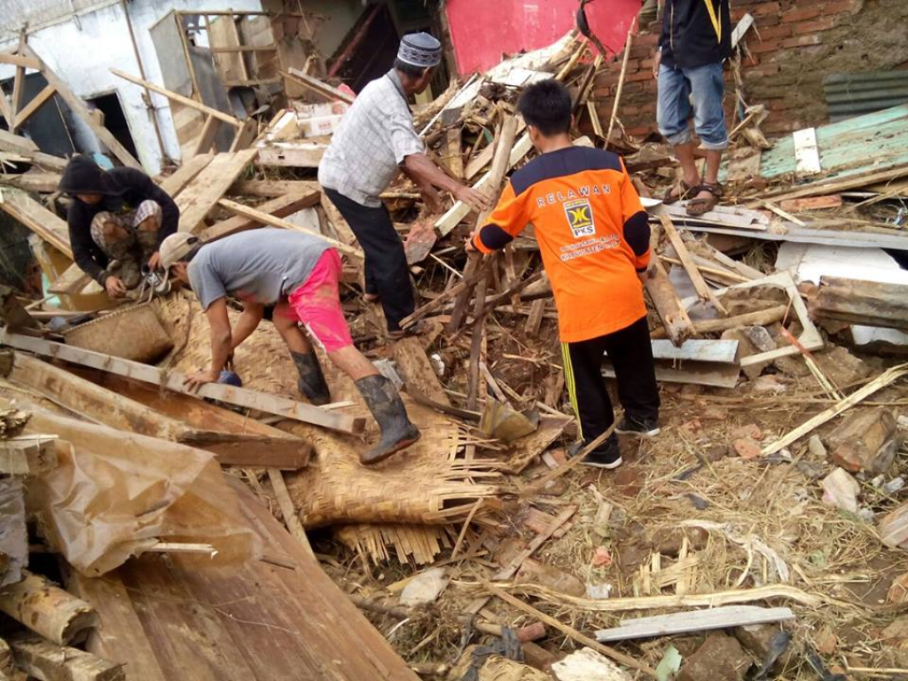 Relawan PKS sedang membantu korban bencana banjir Garut