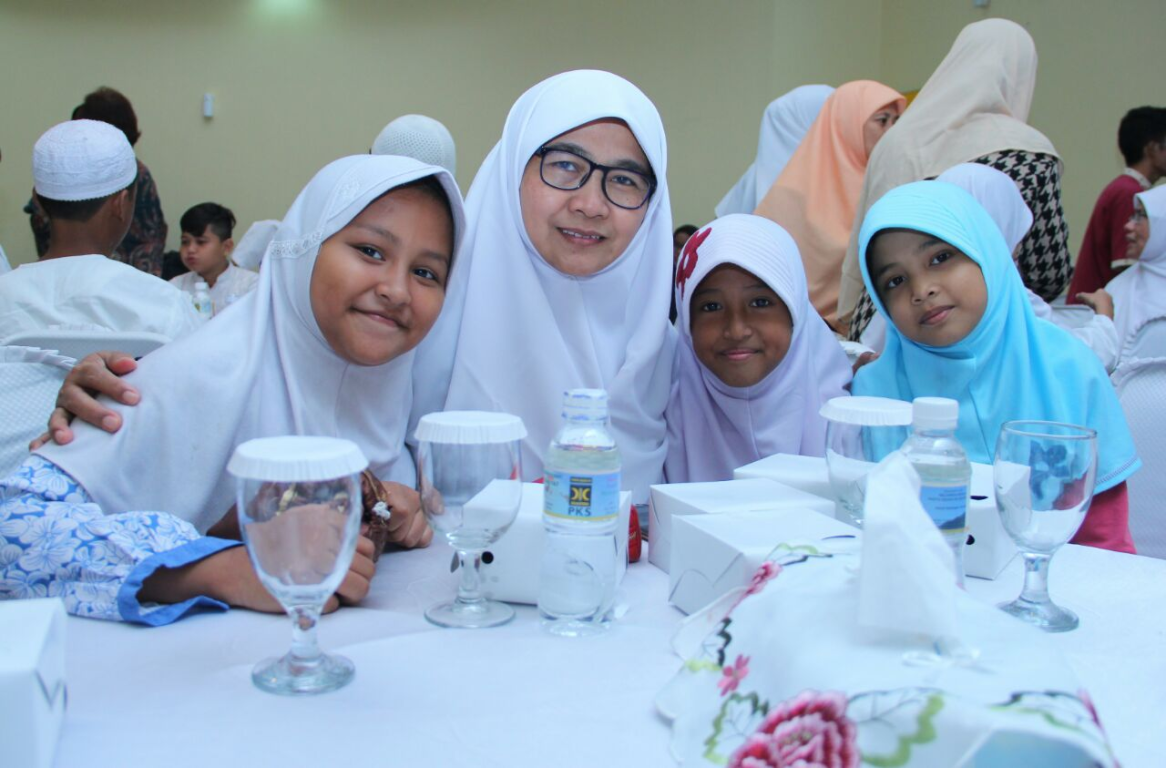 Ketua BPKK DPP PKS Wirianingsih menemani anak-anak yatim dalam Tasyakuran Milad ke-20 PKS di kantor DPP PKS Jakarta, Jumat (20/4) (Donny/PKSFoto)