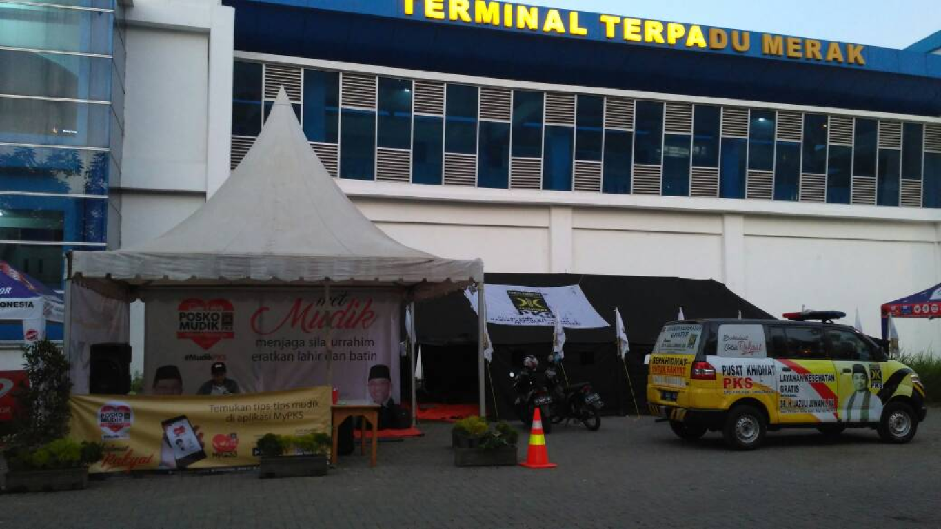 Posko mudik PKS di depan TTM, Merak-Cilegon siap melayani pemudik