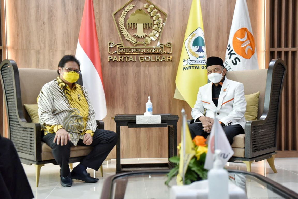 Presiden PKS Ahmad Syaikhu bersama Ketua Umum Partai Golkar Airlangga Hartanto (Donny/PKSFoto)