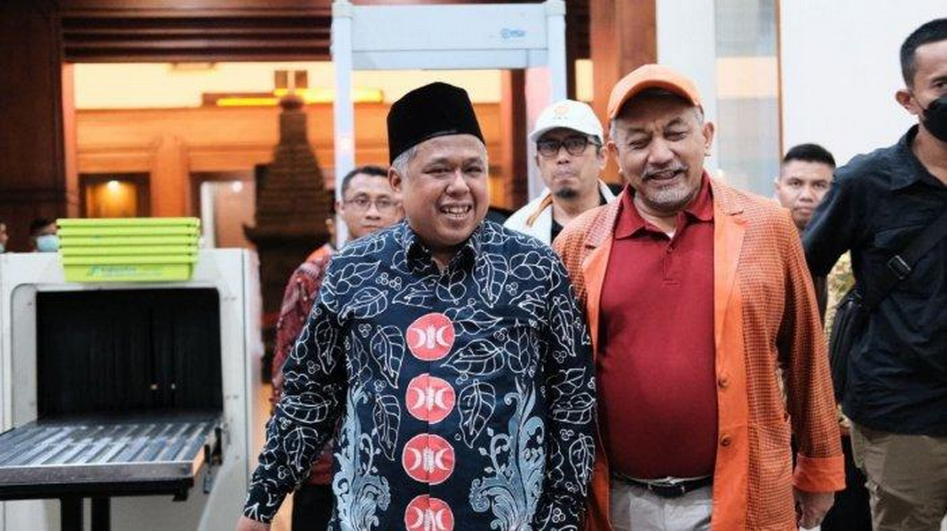 Ketua DPW PKS Jatim Irwan Setiawan Bersama Presiden PKS Ahmad Syaikhu (Sumber: Surya.co.id/Yusron Naufal Putra)