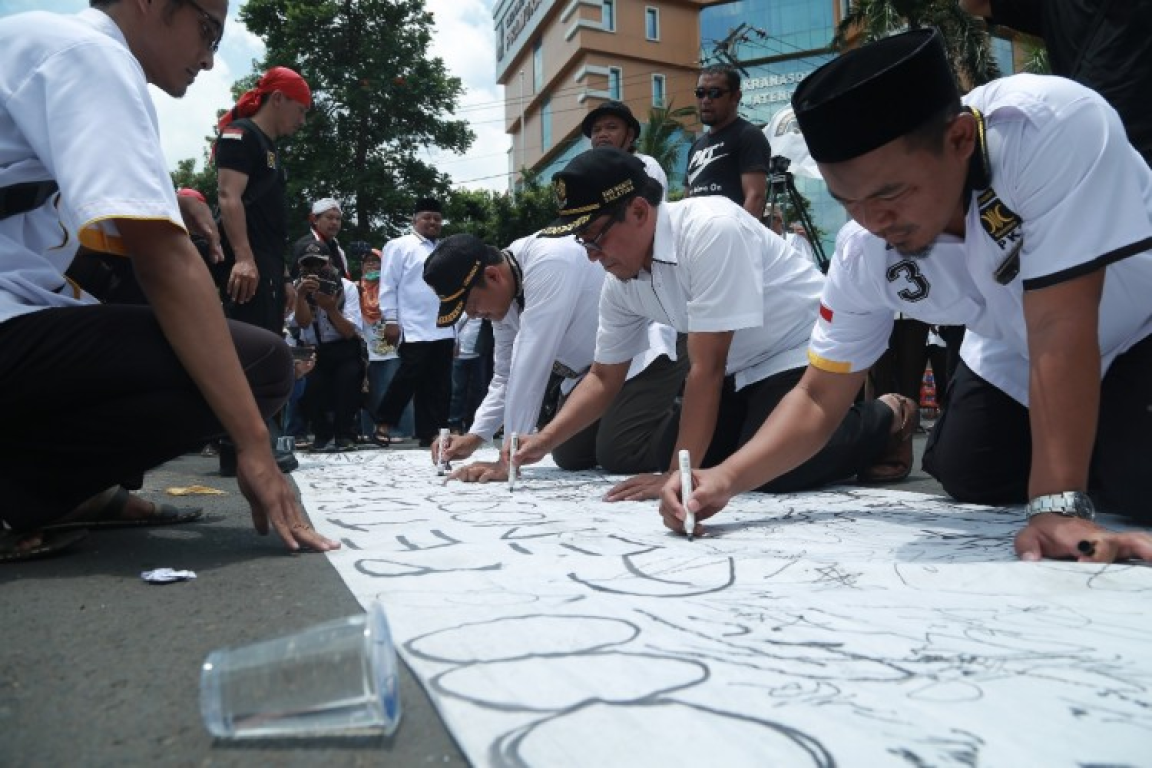 Tokoh dan kader PKS Jawa Tengah membubuhkan tandatangan petisi menghentikan tindakan genosida terhadap etnik Rohingya pada Aksi Solidaritas di Semarang, Jawa Tengah, Sabtu (16/9) (Tsuyoi/PKS Foto Jateng)