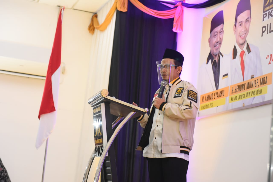 Ketua DPW PKS Riau Hendry Munief memberikan arahan dalam Konsolidasi Pemenangan Pilkada 2020 bersama Presiden PKS di Pekanbaru, Sabtu (7/11) (M Hilal/PKSFoto)