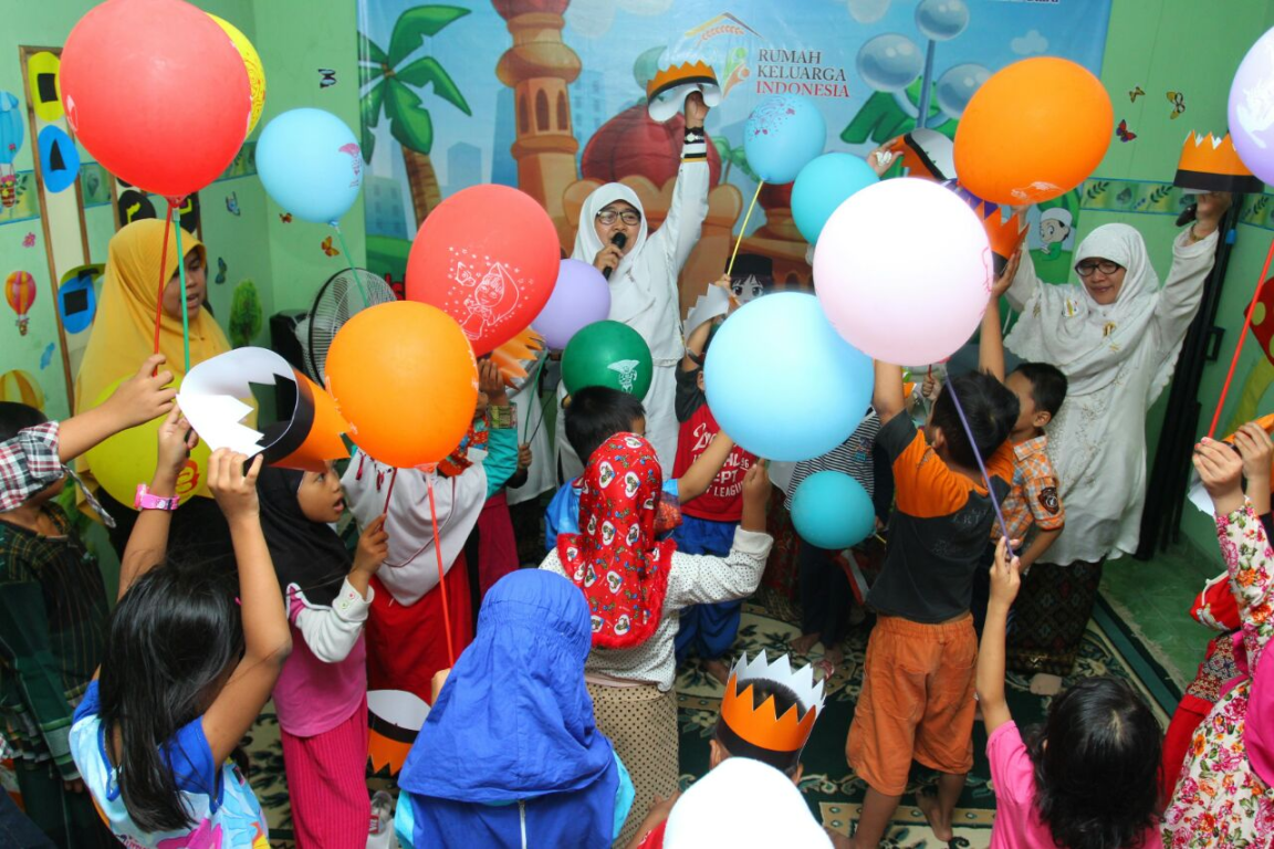 Ketua BPKK DPP PKS, Wirianingsih bermain bersama anak asuh Day Care RKI Jakarta Utara, Ahad (22/4) (Donny Abuy/PKSFoto)