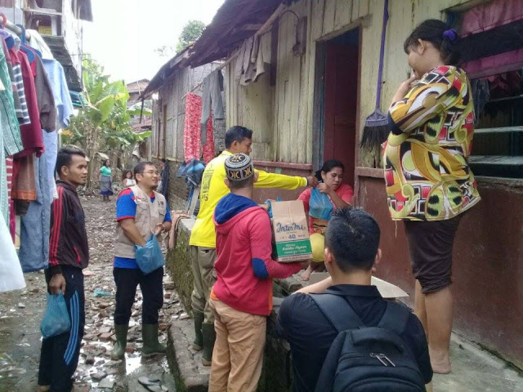 Dewan Pengurus Cabang (DPC) Partai Keadilan Sejahtera (PKS) Kecamatan Medan Maimun tebar 500 paket bantuan untuk korban banjir