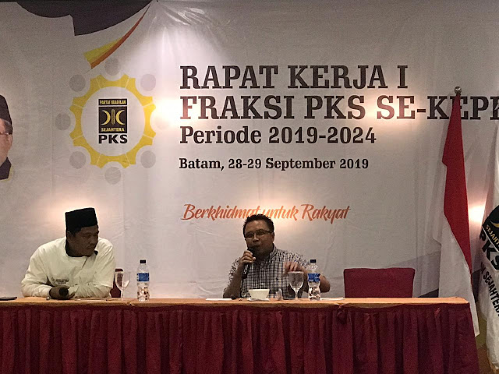 Pemred Batam Pos, M. Iqbal menyampaikan materi pada Raker Fraksi PKS se Kepri di Batam. (Humas PKS Kep. Riau)