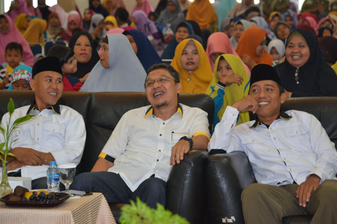 Ketua DPW PKS Kepri, Raden Hari Tjahyono diapit Ketua dan Sekretaris DPD PKS Batam pada acara Konsolidasi Kader PKS Batam