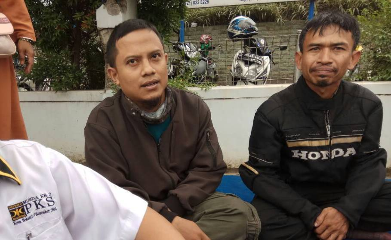 Agus Herdani dan Apip dua pemudik yang menjadikan Posko Mudik PKS di Bekasi sebagai pilihan pertama beristirahat