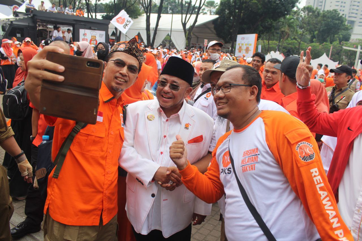 Sekretaris Jenderal PKS Habib Aboe Bakar Alhabsy menyapa masyarakat dan anggota PKS yang mulai memadati Istora Senayan dalam Puncak Milad 21 PKS (Alris/PKSFoto)