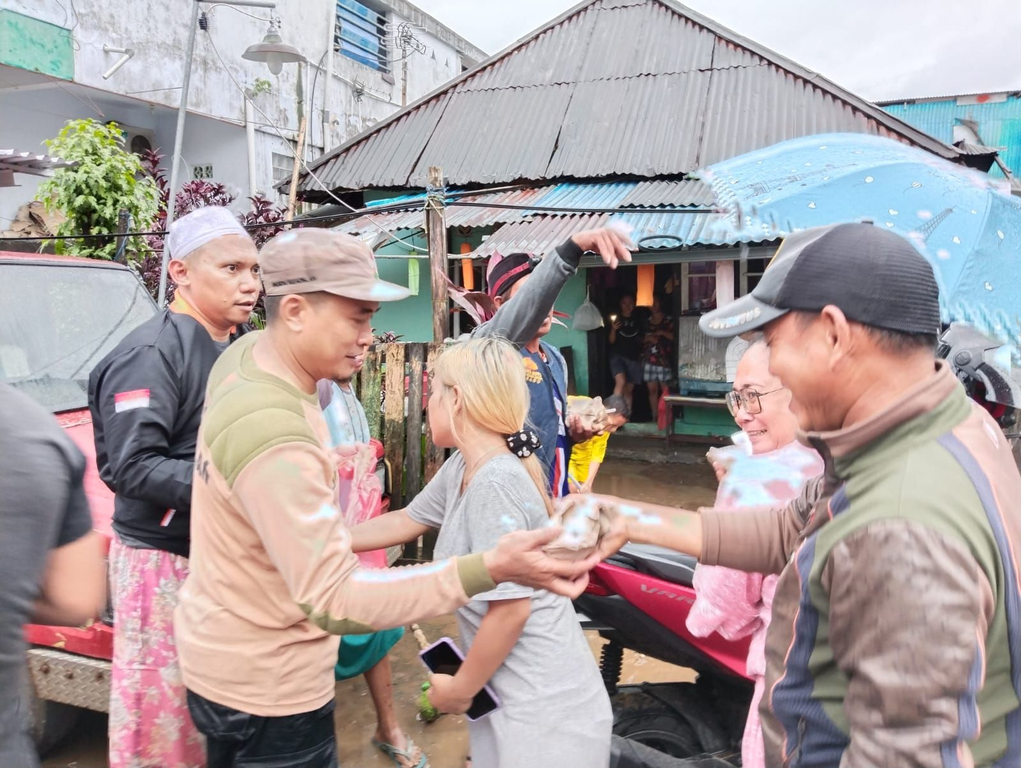 Relawan PKS memberikan bantuan makanan siap santap untuk korban banjir besar Manado (IST)