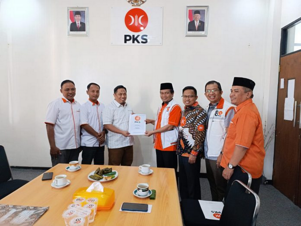 Penyerahan Surat Keputusan (SK) Calon Kepala Daerah (Cakada) oleh Ketua DPW PKS Lampung Mufti Salim kepada Cakada Lampung Utara Ardian Saputra.
