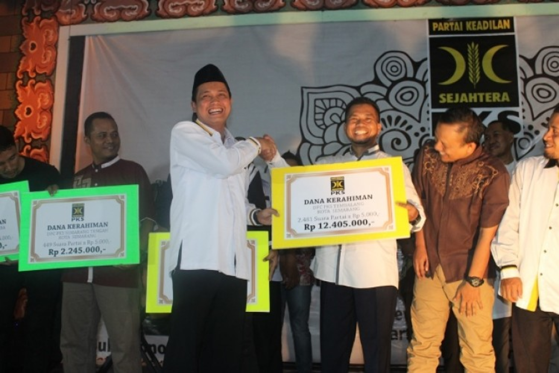 Ketua DPD PKS Kota Semarang menyerahkan dana kerahiman untuk DPC. (Foto: Humas PKS Kota Semarang)
