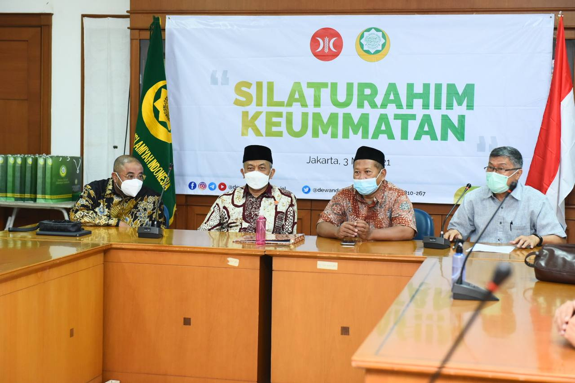 (ki-ka) Sekjen PKS Habib Aboe Bakar Al Habsy, Presiden PKS Ahmad Syaikhu dan Ketua Umum DDII Adian Husaini (Donny/PKSFoto)