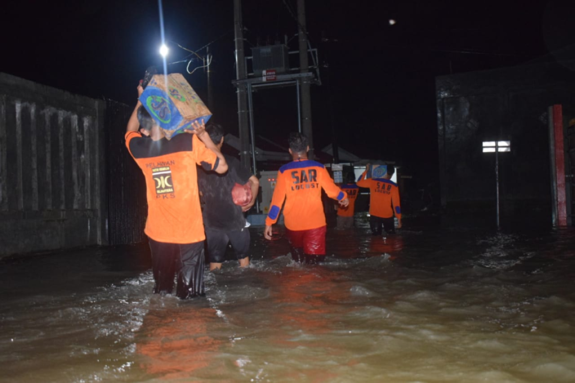 Relawan PKS menerjang banjir salurkan bantuan di Kota Makassar, Sulawesi Selatan, Selasa (22/1) (dok Humas PKS Makassar)