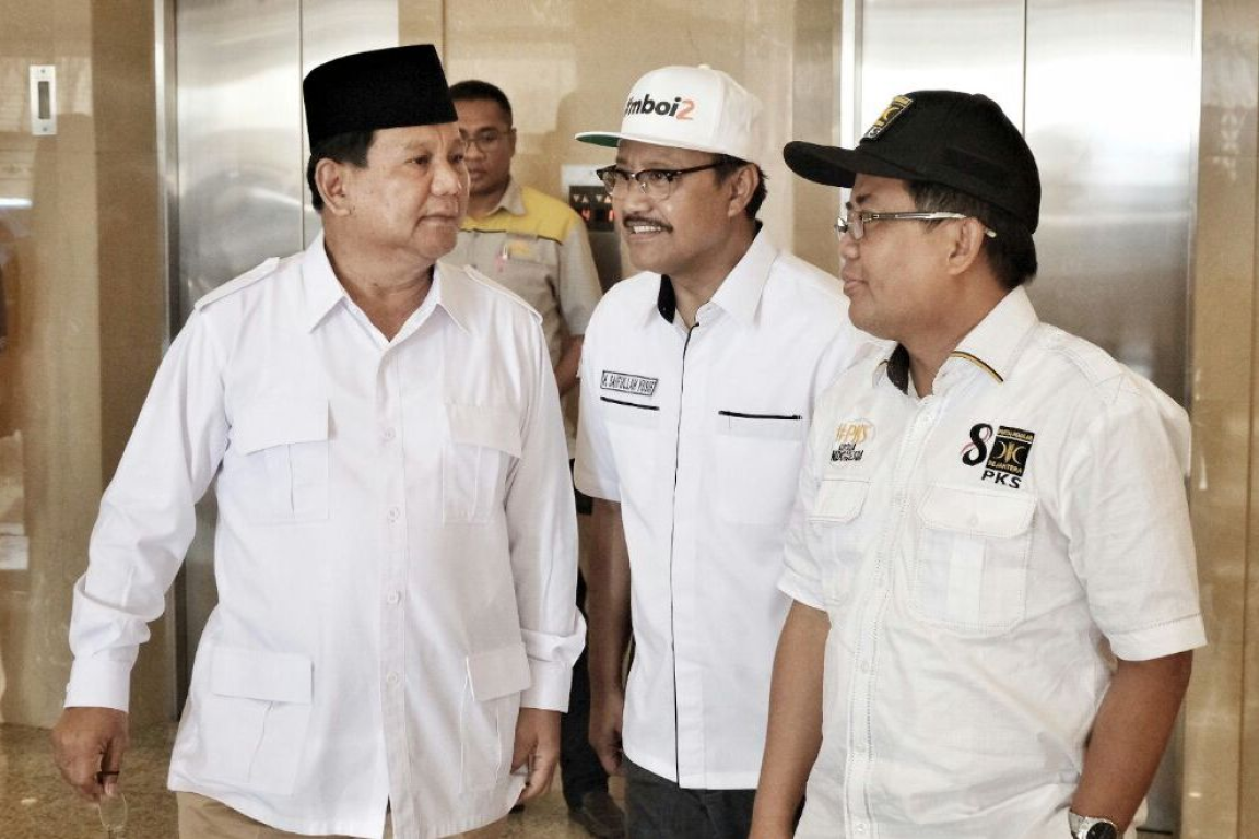 (ka-ki) Presiden PKS Mohamad Sohibul Iman, Cagub Jatim Saifullah Yusuf dan Ketua Umum Partai Gerindra jelang Apel Akbar Partai Gerindra di Pasuruan, Ahad (6/5) (dok Humas PKS Jawa Timur)