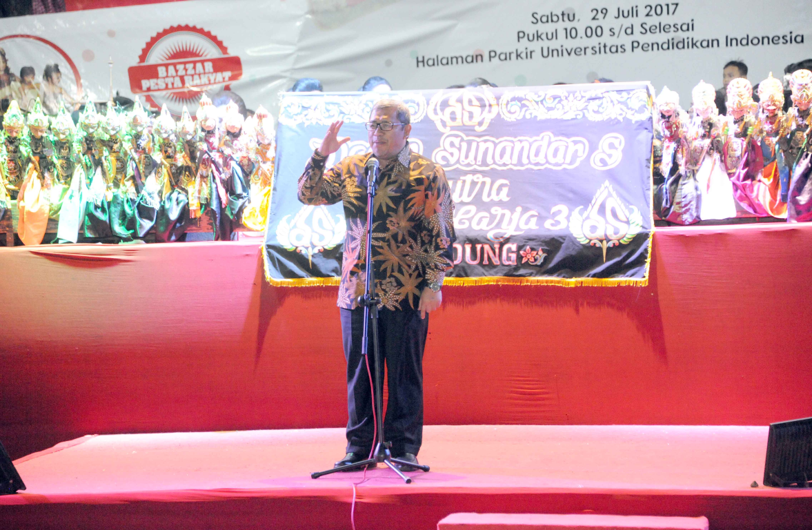 Gubernur Jawa Barat Ahmad Heryawan (Aher)