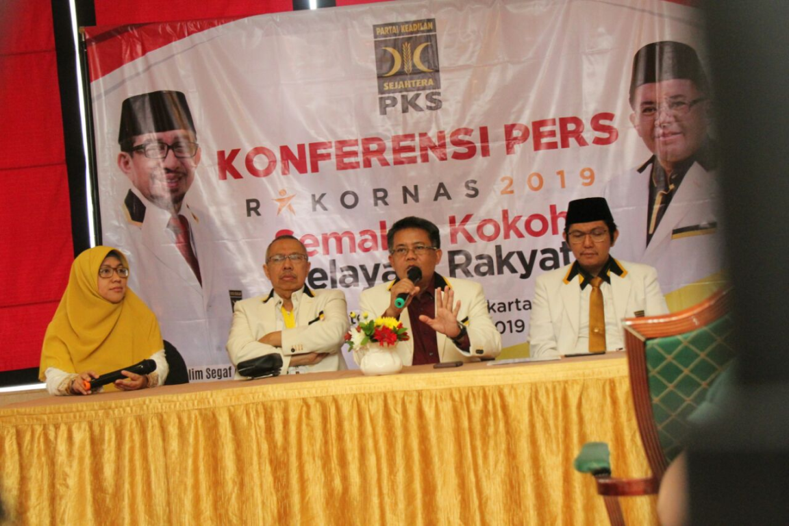 Presiden PKS Mohamad Sohibul Iman memberikan keterangan dalam Konferensi Pers Rakornas PKS 2019 di Jakarta, Sabtu (16/11) (PKSFoto)