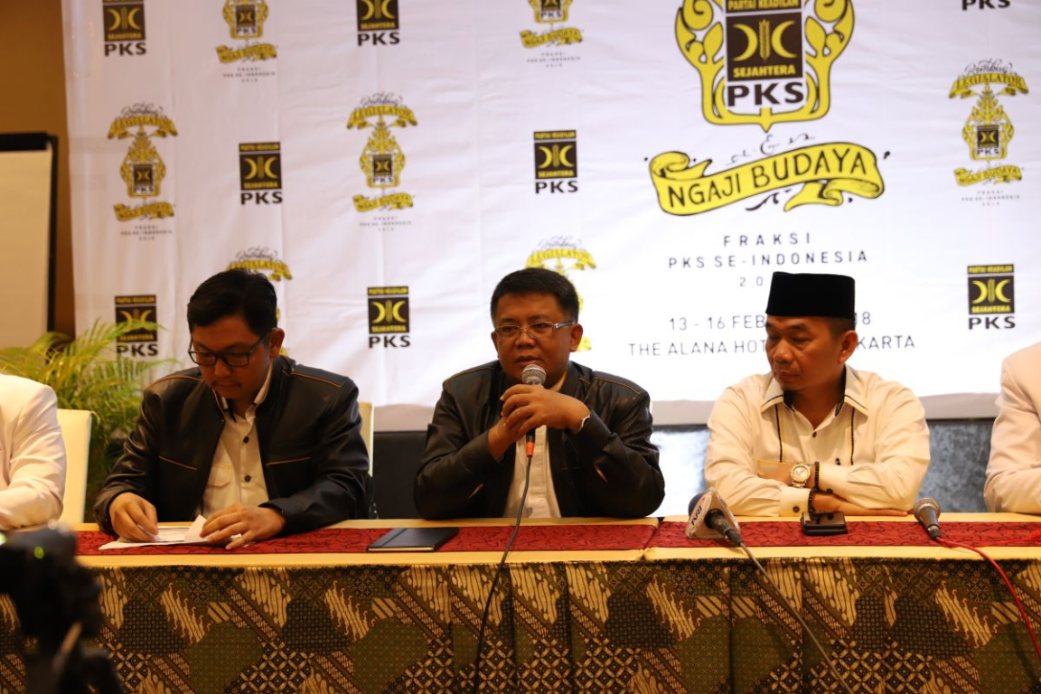 Presiden PKS, Mohamad Sohibul Iman memberikan keterangan pers dalam Rapat Pleno Istimewa FPKS di Hotel Alana, Yogyakarta, Kamis (15/2) (dok Humas PKS DIY)