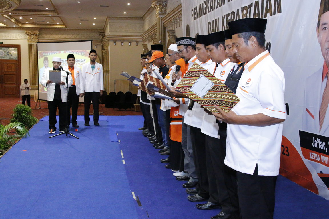 Sekretaris Jenderal PKS Habib Aboe Bakar Alhabsyi memimpin pembacaan ikrar pemenangan pengurus DPC PKS se Kalimantan Selatan