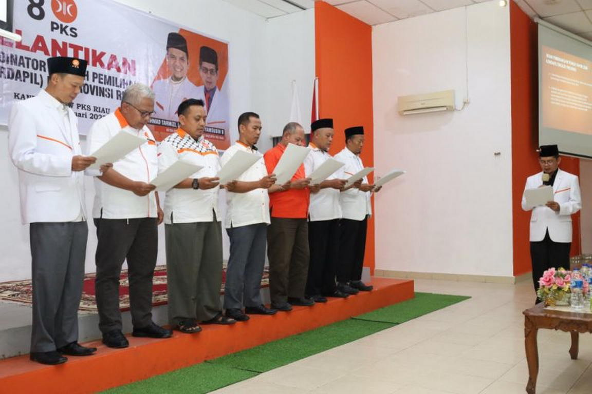 Sekretaris DPW PKS Riau Drs. Syamsuddin B melantik Kordapil