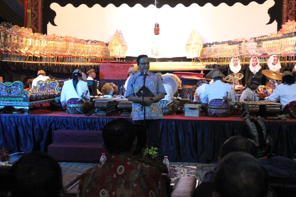 Gubernur DKI Jakarta Anies Baswedan hadir dalam Ngaji Budaya Pagelayang Wayang dengan lakon Wisanggeni Gugat di halaman kantor DPP PKS, Sabtu (27/10/2019) malam. (PKSFoto)