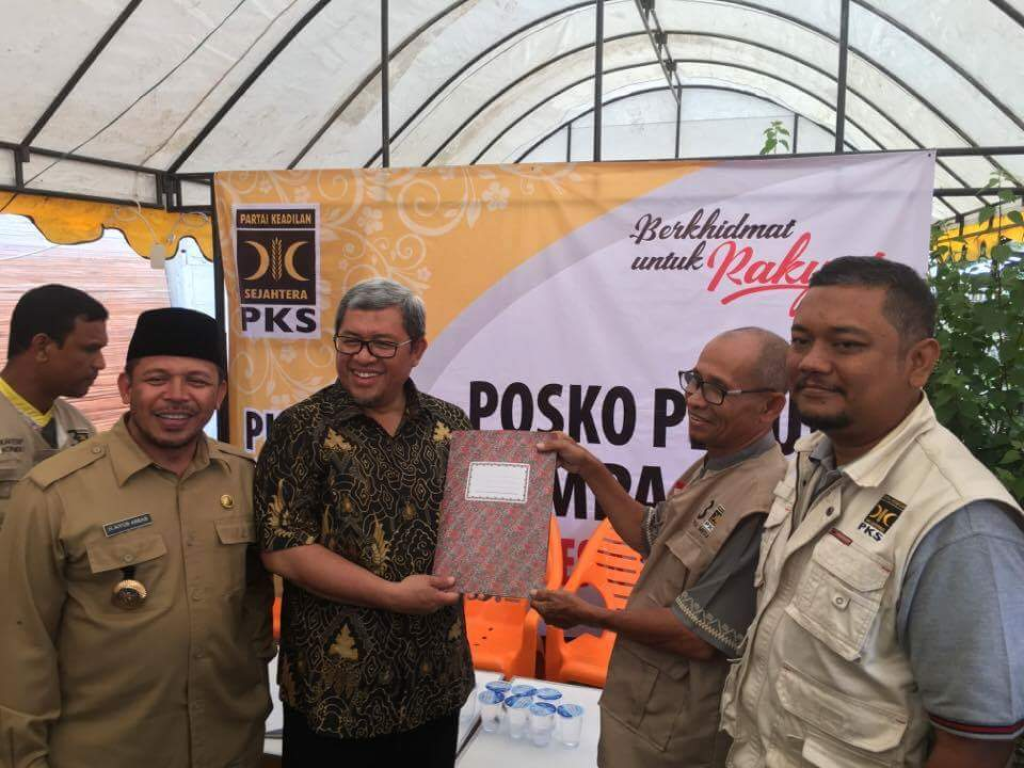 Gubernur Jawa Barat Ahmad Heryawan berkunjung ke posko PKS Aceh peduli gempa