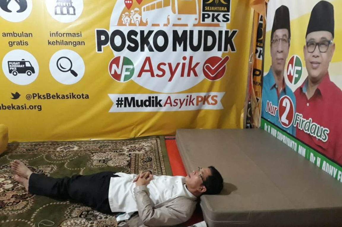 Calon Walikota Bekasi Dr.H.Nur Supriyanto meninjau Posko Mudik Asyik PKS Kota Bekasi yang berada di Jalan K.H Noer Alie, Bekasi Barat