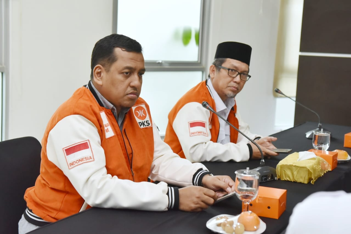 Sekretaris Bidang Politik Hukum dan Keamanan DPP PKS Umar Salim (kiri) saat menerima kunjungan pelajar Malaysia di kantor DPTP PKS (Donny/PKSFoto)