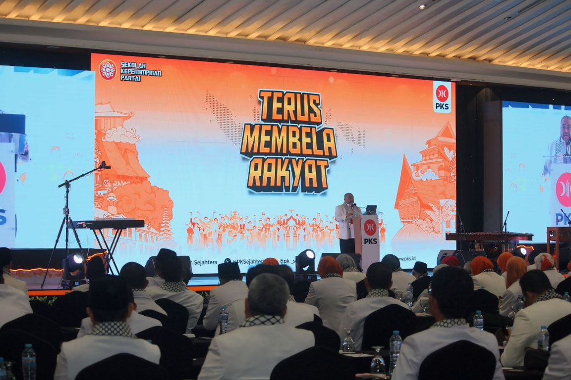 Sekretaris Jenderal PKS Habib Aboe Bakar Alhabsyi memberikan sambutan pada acara Sekolah Kepemimpinan Partai. (PKSFoto/Alris)