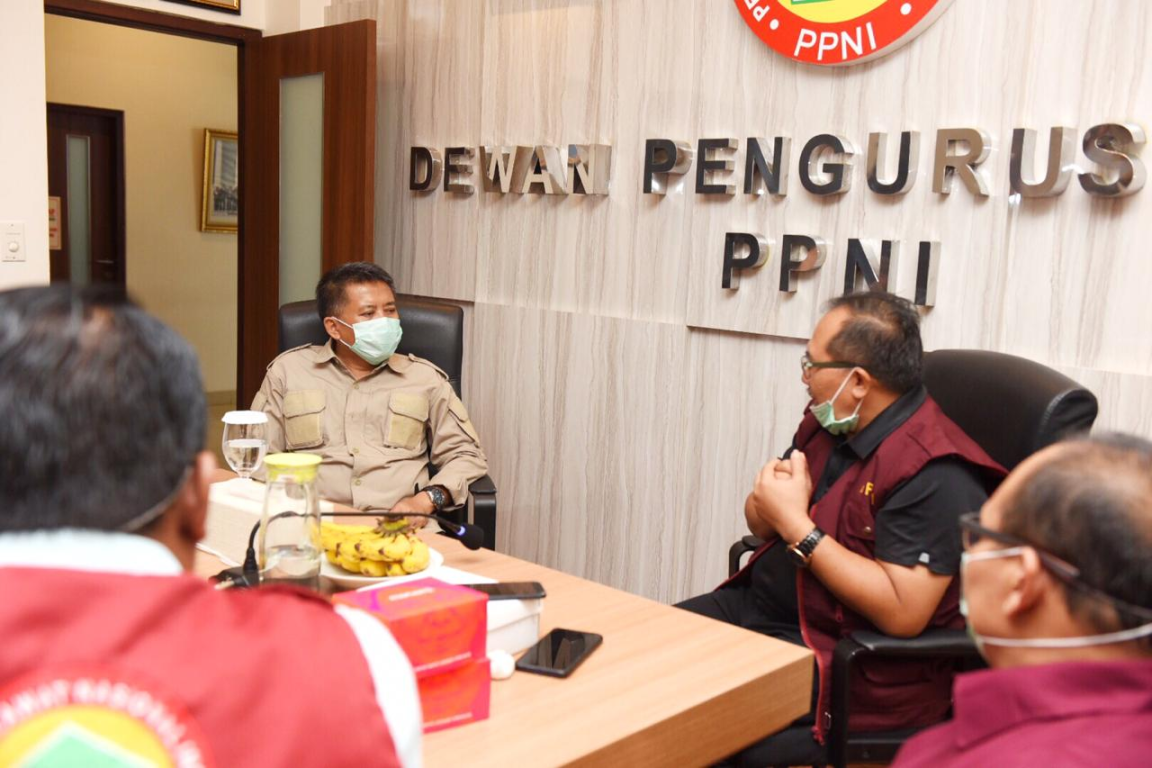 Presiden PKS Mohamad Sohibul Iman mendengarkan paparan dari Ketua Umum PP PPNI Harif Fadhillah di Jakarta, Kamis (26/3) (M Hilal/PKSFoto)