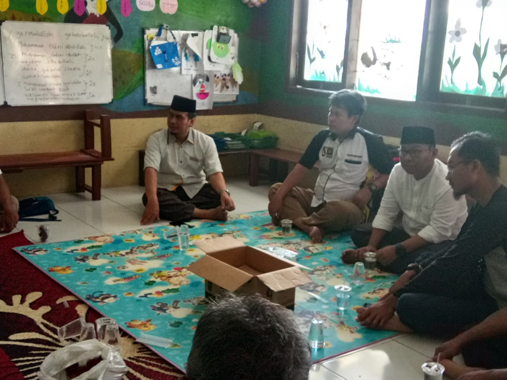 Anggota DPRD Provinsi Banten, Miptahudin berdiskusi dengan warga Perumahan Flamboyan, Desa Kutruk, Jambe (Dok. PKS Foto Kab. Tangerang