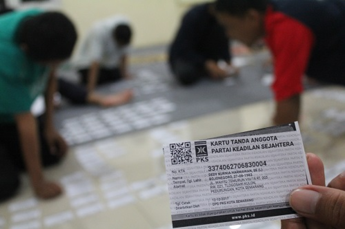 Proses pencetakan KTA baru oleh DPD PKS Kota Semarang. (Arka Atmaja/Humas PKS Kota Semarang)