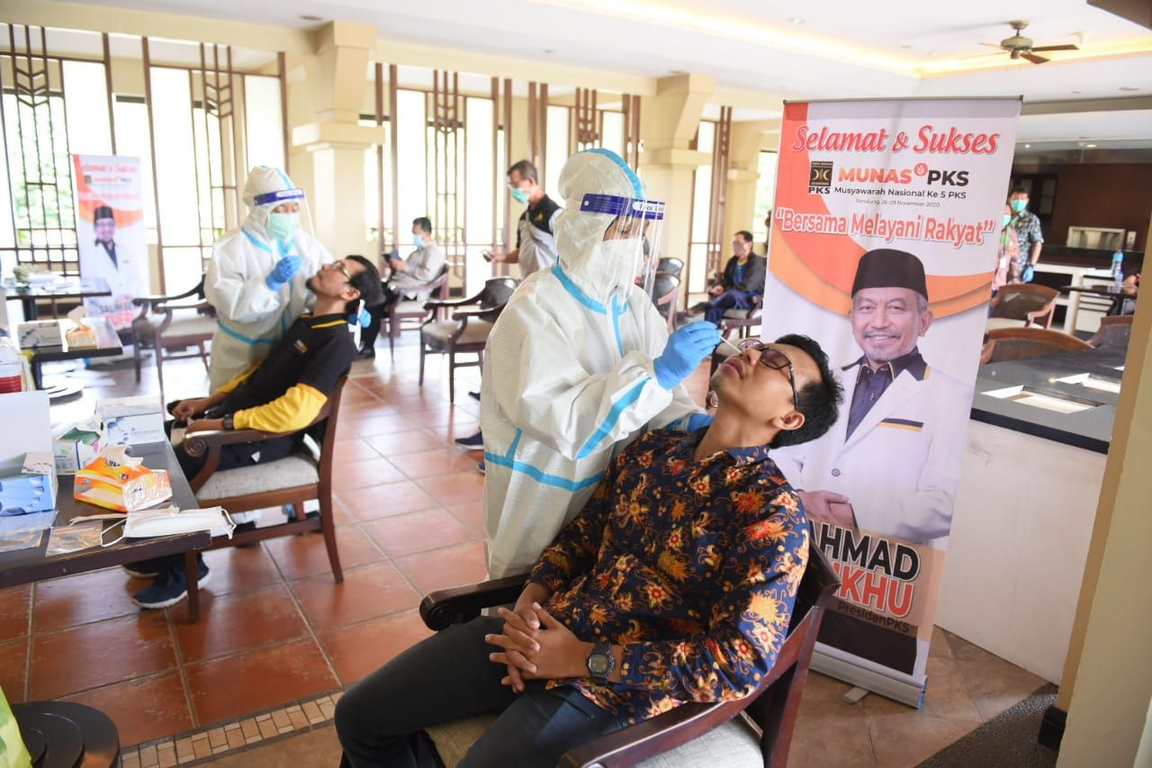 Peserta dan Panitia Munas V PKS menjalani tes PCR SWAB sebelum mengikuti rangkaian acara Munas V PKS di Bandung, Jawa Barat (M Hilal/PKSFoto)