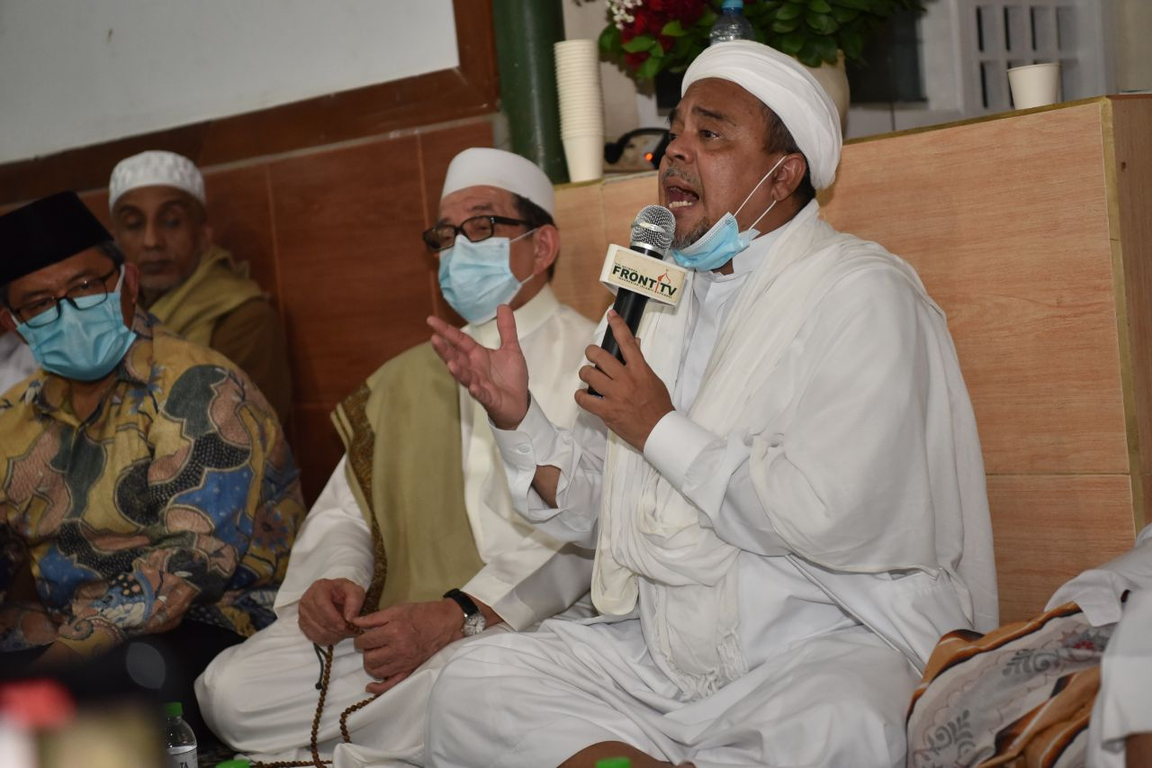 Imam Besar Front Pembela Islam Habib Rizieq Shihab menyambut jajaran Pimpinan PKS dalam silaturahim hangat di kediamannya, Jakarta, Rabu (11/11) (Alris/PKSFoto)