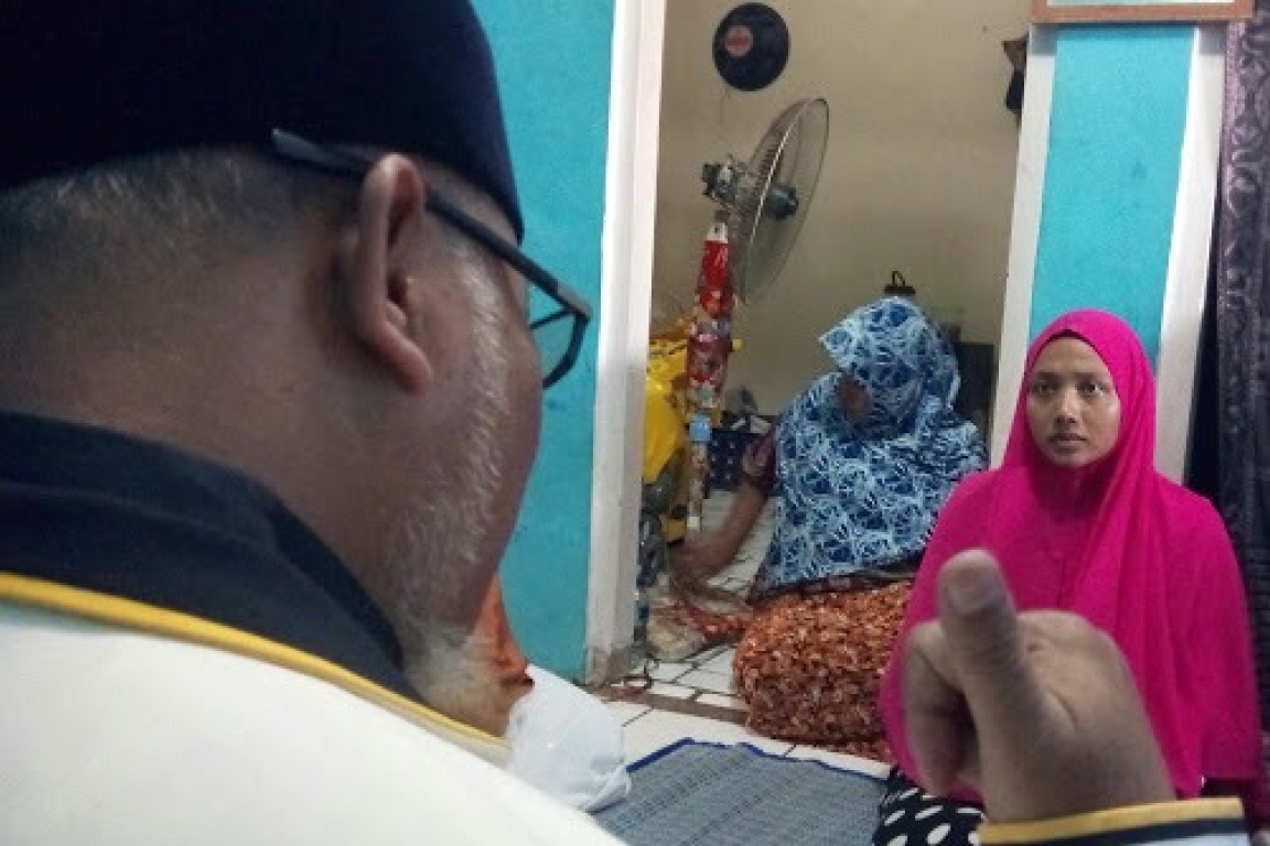 Ketua Dewan Syariah Pusat (DSP) PKS KH Surahman Hidayat saat silaturahim ke kediaman almarhum  Muhammad Alzahra di Bekasi, Senin (7/8). (dok DPD PKS Kab Bekasi)