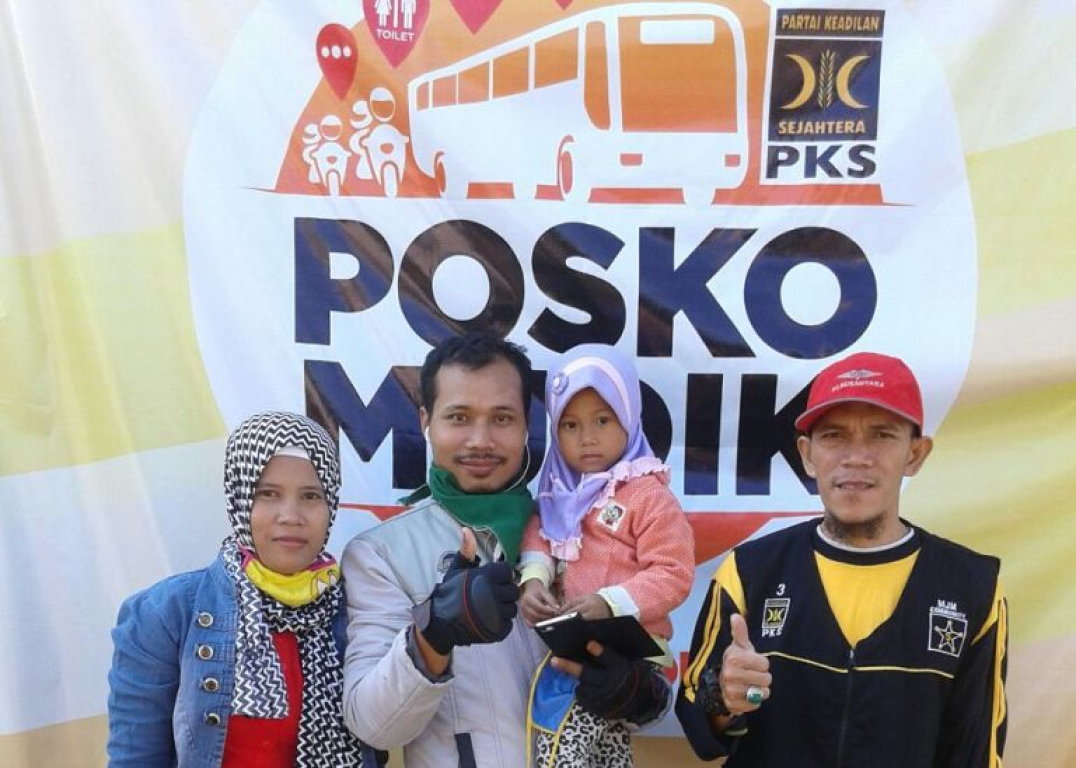 Pemudik menikmati fasilitas gratis di Posko Mudik PKS Karawang, Sabtu (2/7)