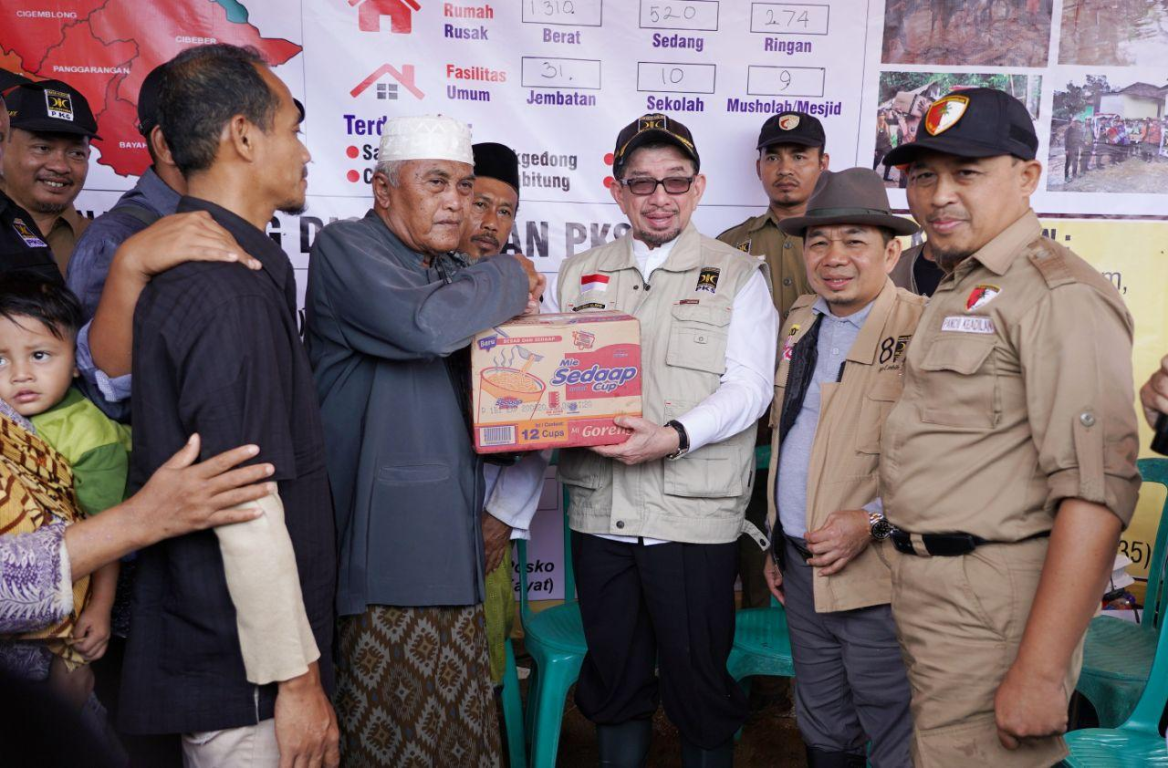 Pemberian bantuan secara simbolis dari Partai Keadilan Sejahtera untuk warga Kampung Somang, Lebak, Banten, Senin (13/01/2020). (Donny/PKSFoto)