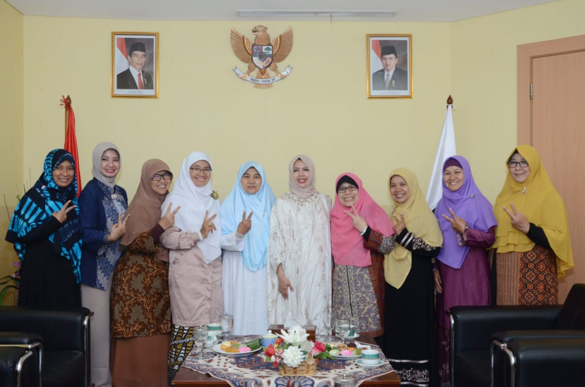 Pengurus BPKK DPP PKS berfoto bersama dengan Nur Asia Uno (Donny/PKS Foto)