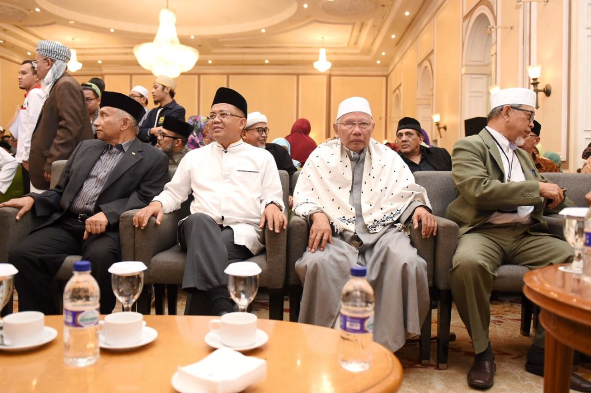 Presiden PKS Mohamad Sohibul Iman (tengah), KH Abdul Rasyid Abdullah Syafii (kanan) dan Amien Rais (kiri) dalam Ijtima Ulama di Jakarta, Jumat (27/7) (M Hilal/PKSFoto)