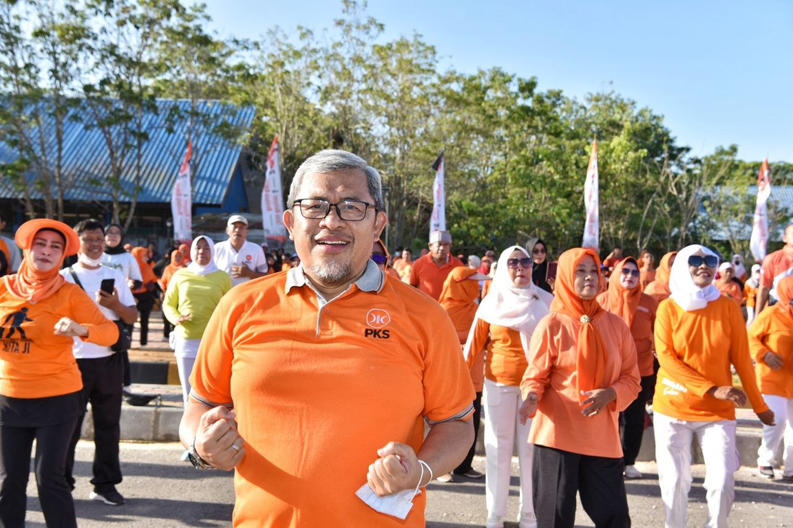 Wakil Ketua Majelis Syura PKS Ahmad Heryawan Mengikuti Senam Nusantara di Kendari (PKSFoto/Donny)