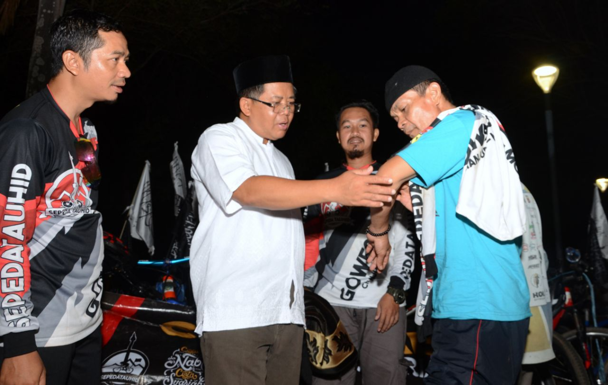 Presiden PKS Mohamad Sohibul Iman memeriksa salah satu peserta Maulid Akbar dan Reuni 212 yang gowes Cianjur-Monas dan sempat terjatuh di perjalanan, Senin (2/12) (PKSFoto)