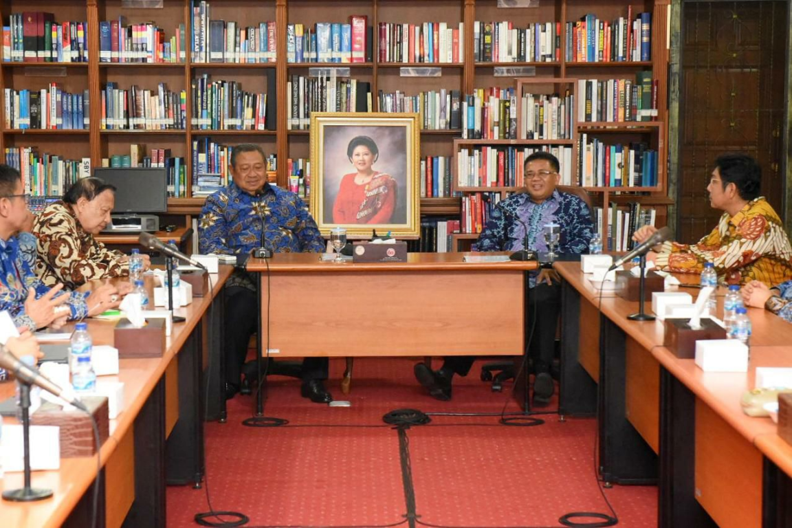 Pertemuan Presiden PKS Mohamad Sohibul Iman dan Ketua Umum Partai Demokrat Susilo Bambang Yudhoyono di Cikeas, Kamis (12/3) (M Hilal/PKSFoto)