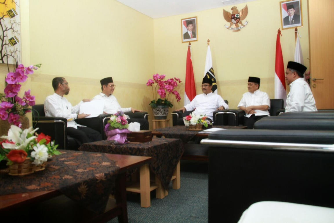 DPTP PKS memberikan SK dukungan kepada calon gubernur Jawa Timur Saifullah Yusuf di kantor DPP PKS, Jakarta, Rabu (10/1).