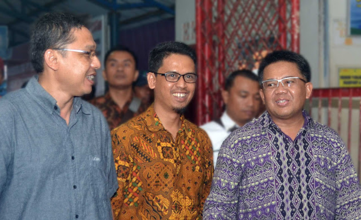 Ketua DPW PKS Raden Hari Tjahyono, Ketua Fraksi PKS DPRD Prov. Kepri Ing. Iskandarsyah,  dan Presiden PKS H.M. Sohibul Iman, Ph.D. saat kunjungan ke Pulau Penyengat (31/07).