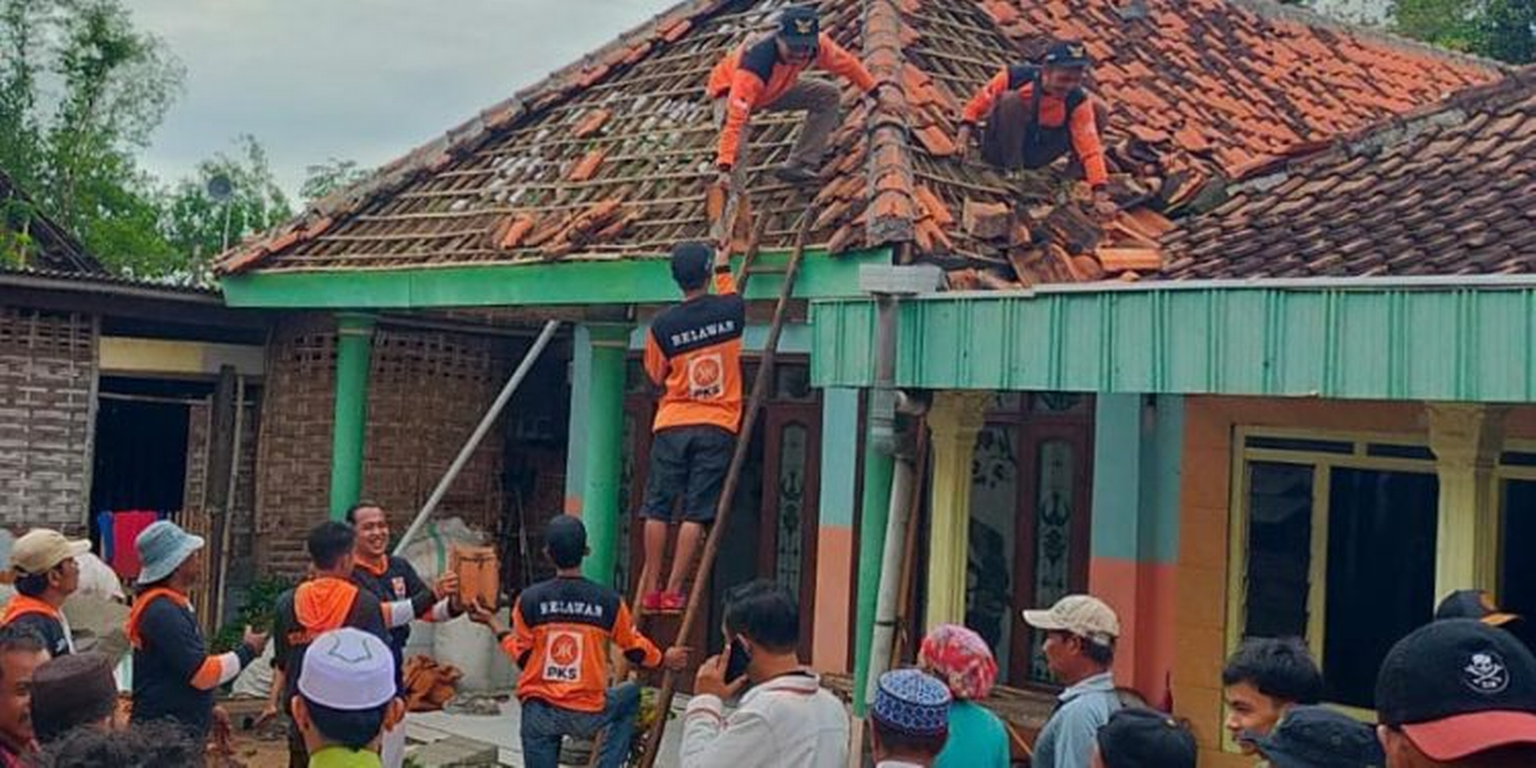 Relawan PKS Sumbangkan Genteng dan Bantu Rehab Rumah Warga Korban Angin Puting Beliung Pasuruan
